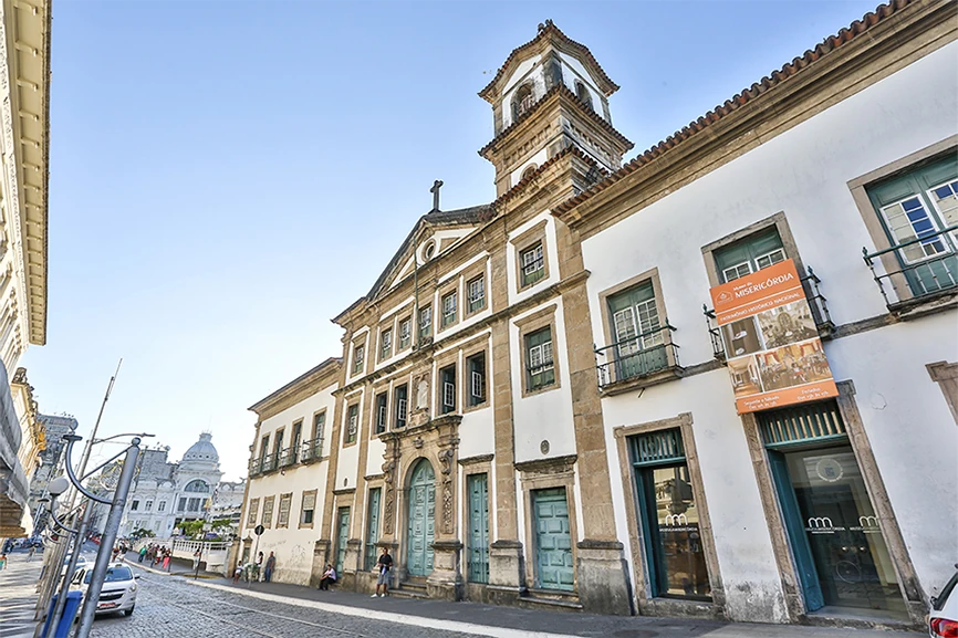 Museu da Misericórdia - Detalhe de um móvel de madeira com um rosto – olhos, nariz e boca.