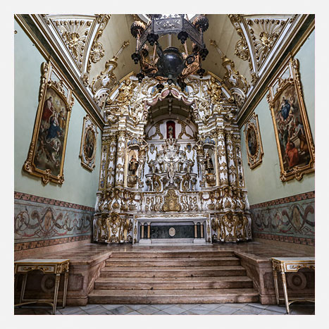 Museu da Misericórdia - Vista do altar da Igreja da Misericórdia com Cristo Crucificado ao fundo, além da representação de Cosme e Damião e quadros nas paredes